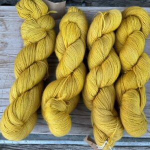 Mérinos non superwash torsadé 20.5 microns - jaune teinture végétale à la rhubarbe