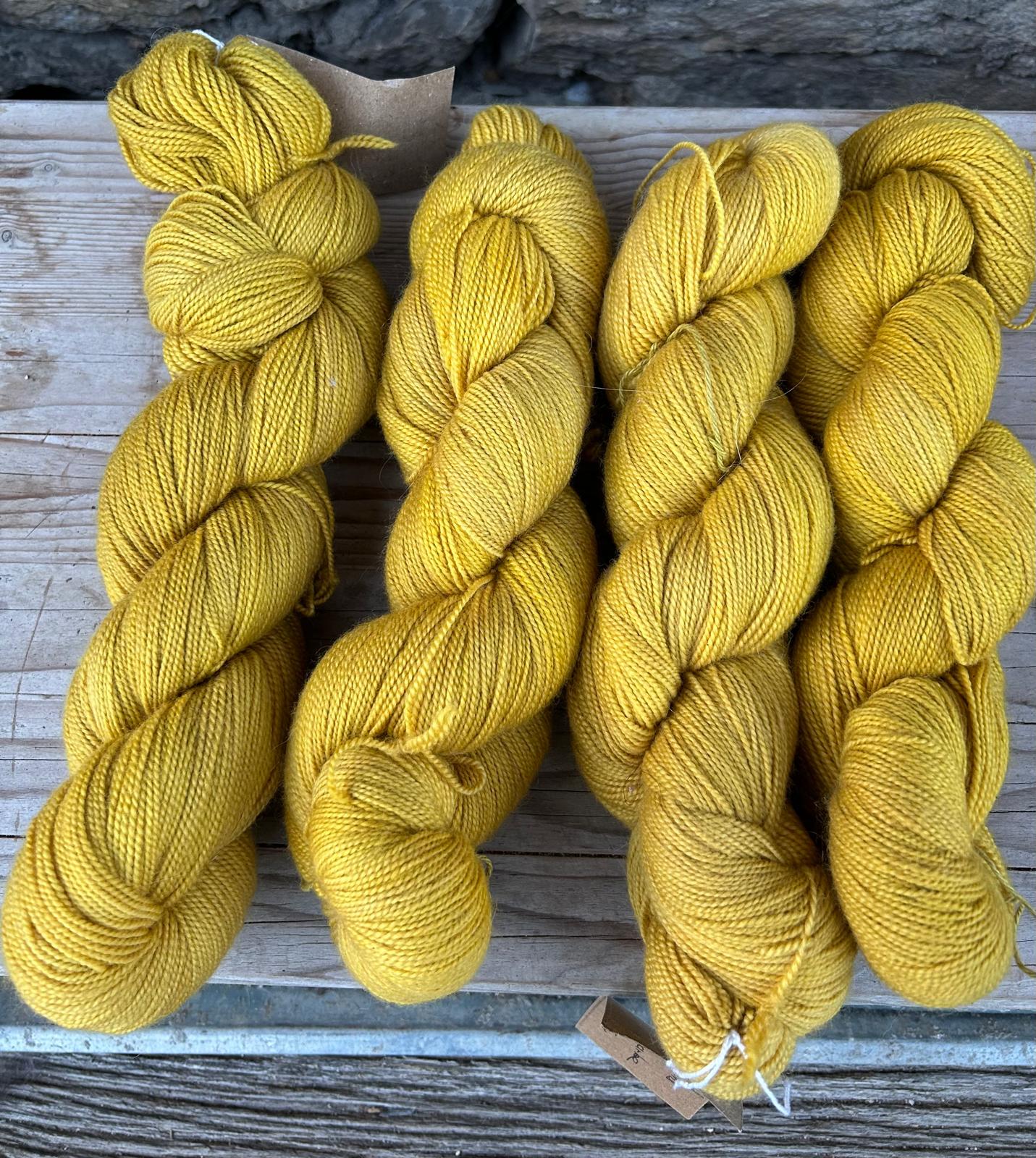 Mérinos non superwash torsadé 20.5 microns - jaune teinture végétale à la rhubarbe